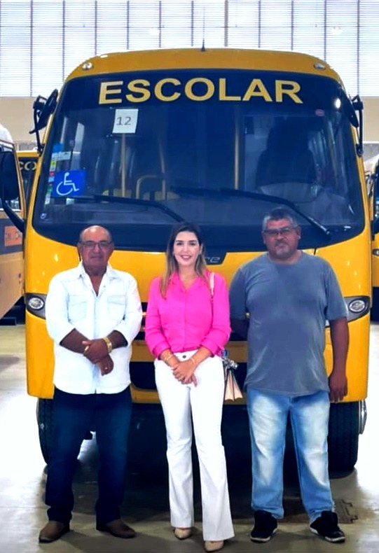 Prefeita Lorena recebe novo ônibus escolar e agradece ao governador João Azevêdo
