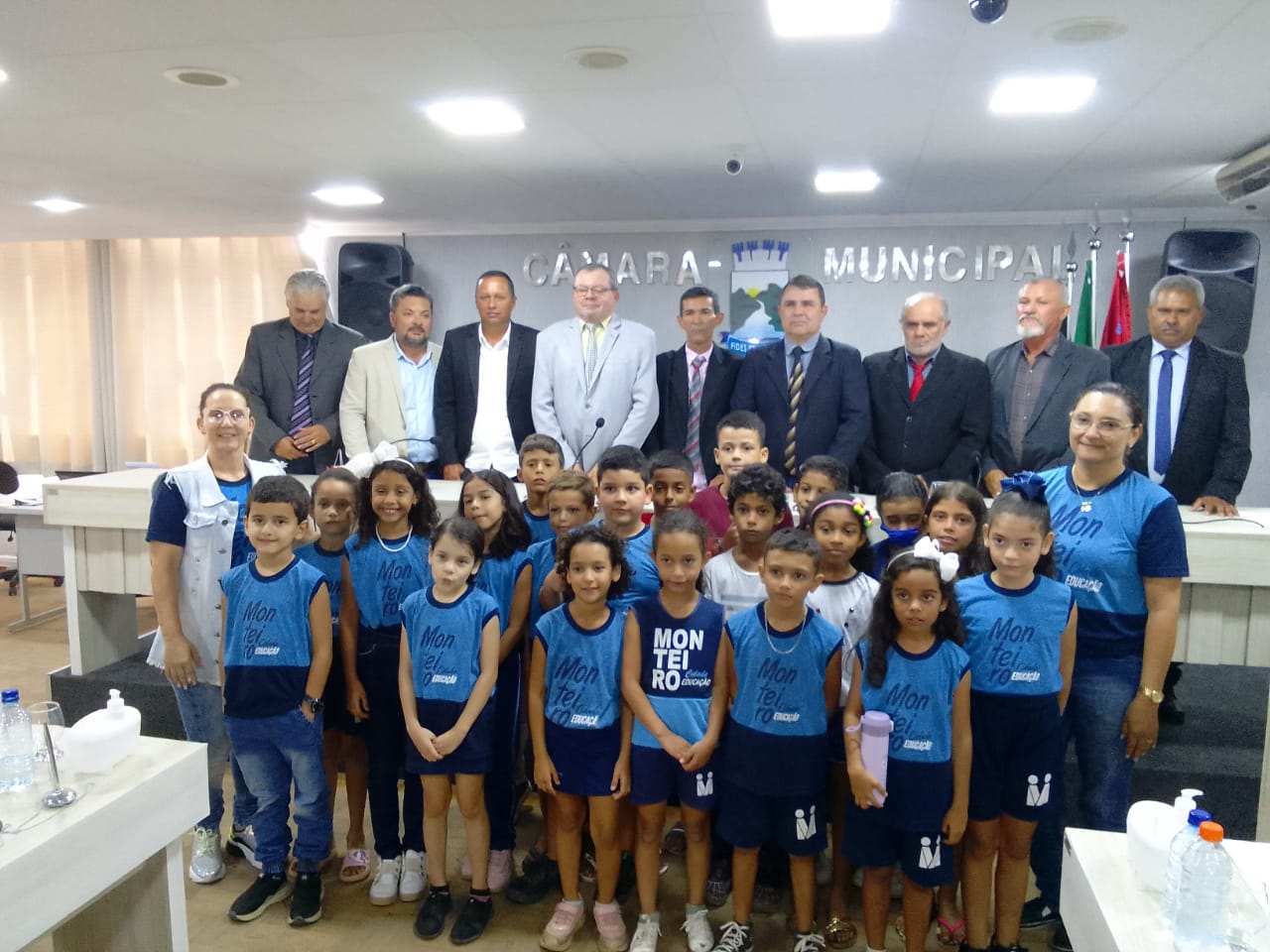 Alunos da Escola Municipal Santa Filomena realizam visita para conhecer a Câmara de Monteiro