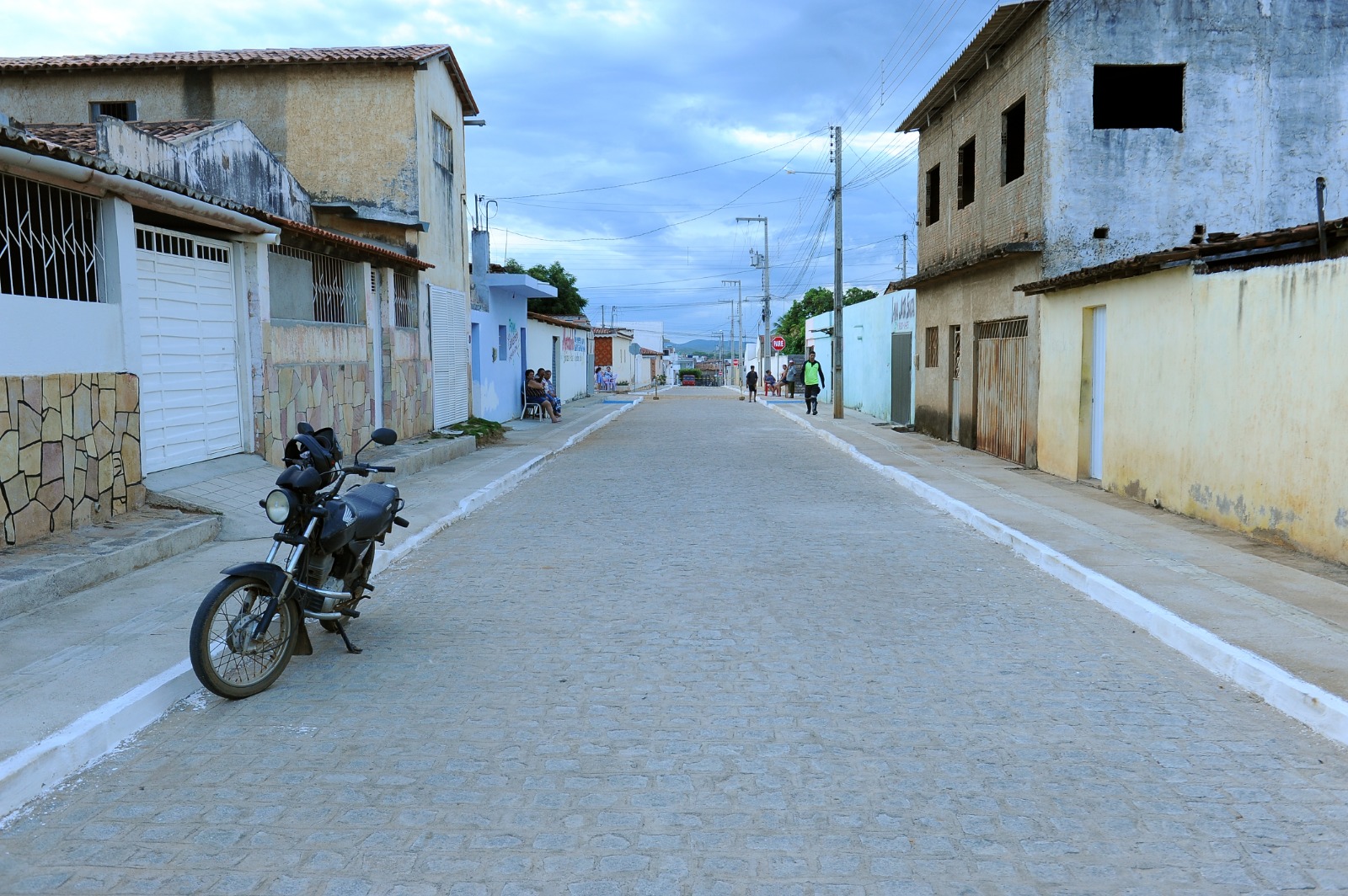 Cidade Trabalho: Prefeita Anna Lorena entrega mais uma rua pavimentada em Monteiro